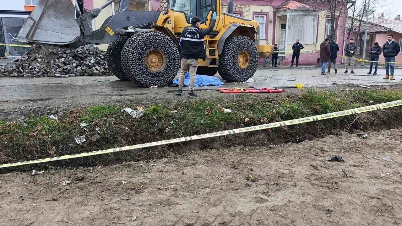 Kağızman'da emekli imam kepçe altında kalarak hayatını kaybetti