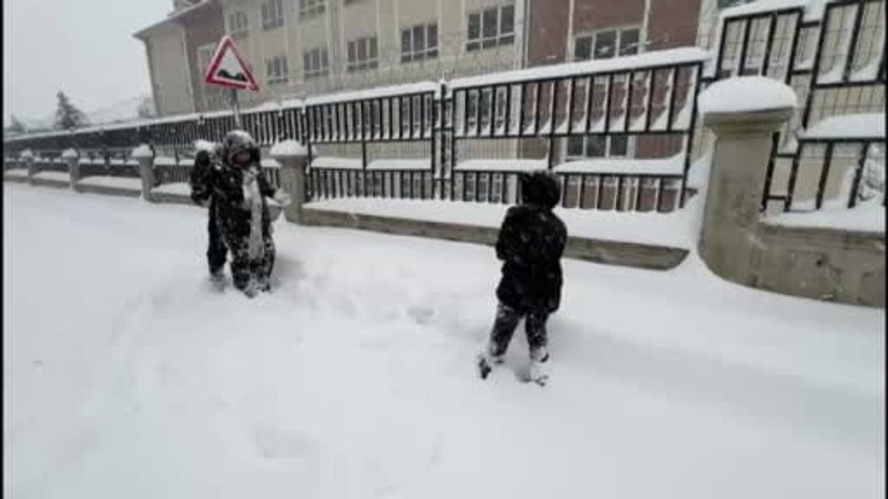 Kahramanmaraş beyaza büründü: Çocuklar karla coştu