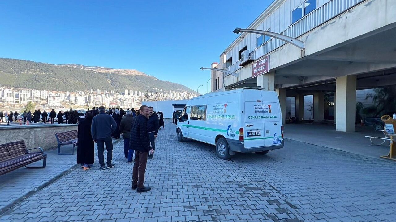 Kahramanmaraş'ta aracında öldürülen genç kadın son yolculuğuna uğurlandı