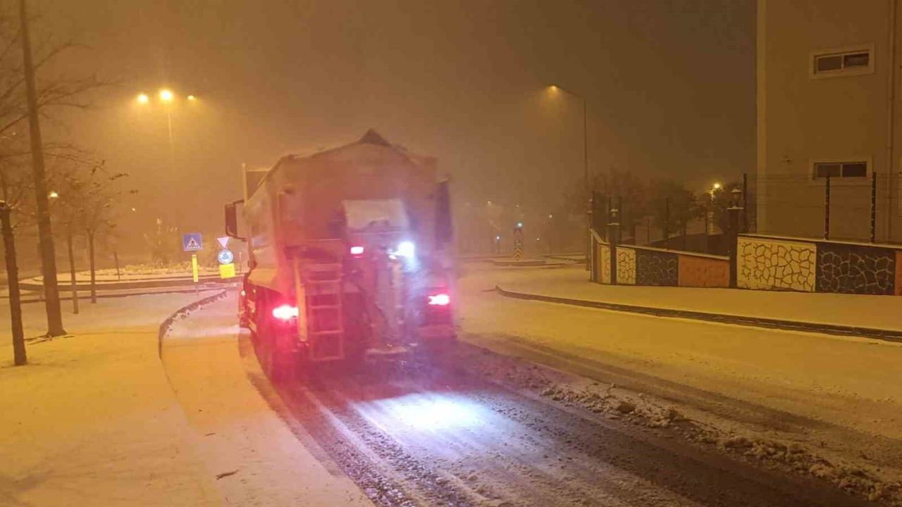 Kahramanmaraş’ta Büyükşehir Belediyesi karla mücadeleye başladı