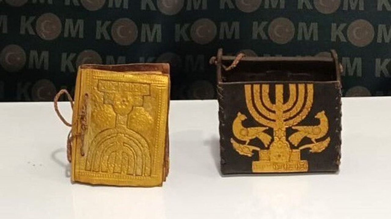 Kahramanmaraş'ta kaçakçılık operasyonunda Tevrat ve çok sayıda malzeme ele geçirildi