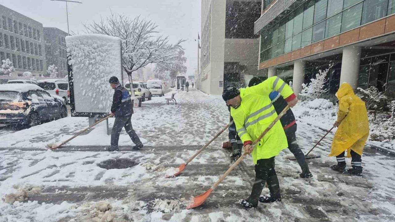 Kahramanmaraş’ta kaldırımlar kar ve buzdan arındırılıyor