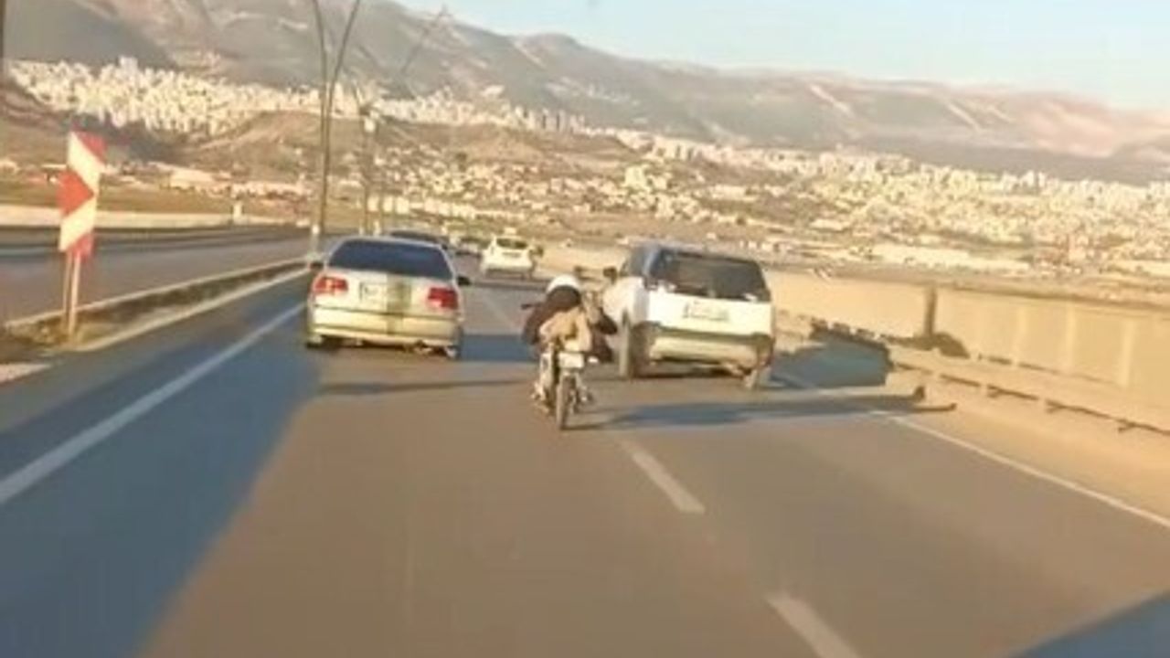 Kahramanmaraş’ta motosiklet sürücüsünün tehlikeli yolculuğu kamerada