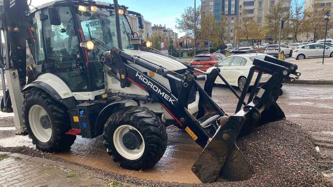 Kahramanmaraş'ta sağanak sonrası kent merkezinde yoğun temizlik ve bakım çalışması