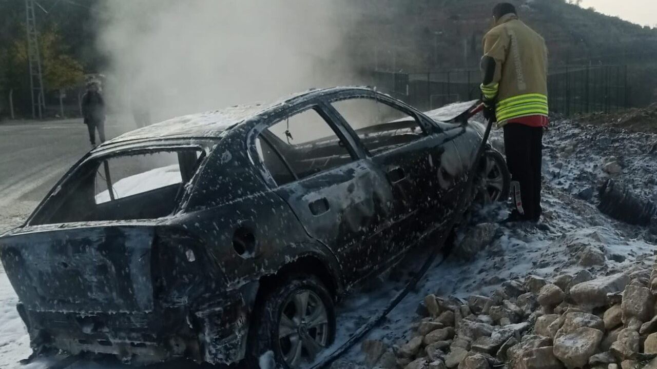 Kahramanmaraş'ta Seyir Halindeki Otomobil Alev Aldı