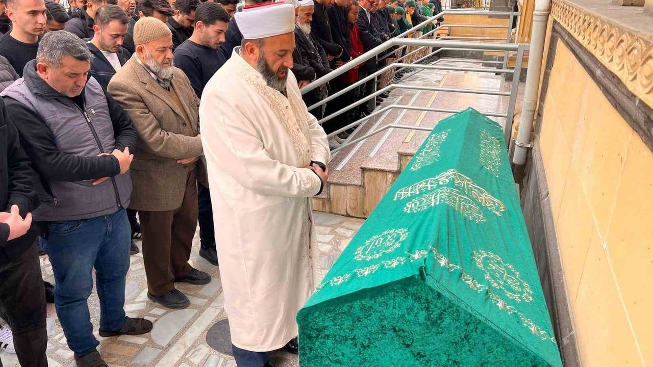 Kahramanmaraş'ta trafik kazasında yaşamını yitiren nişanlı çift yan yana defnedildi