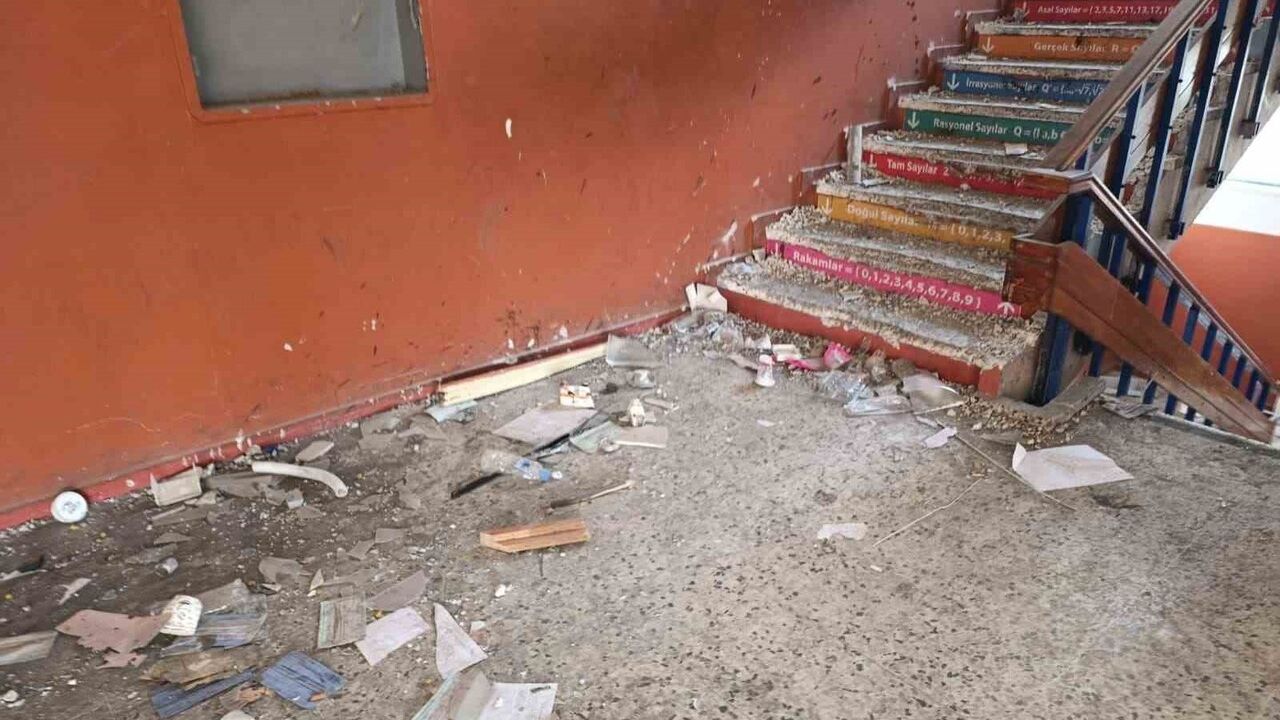 Kahramanmaraş’ta yaklaşık 50 yıllık Akçakoyunlu İlkokulu yıkım bekliyor