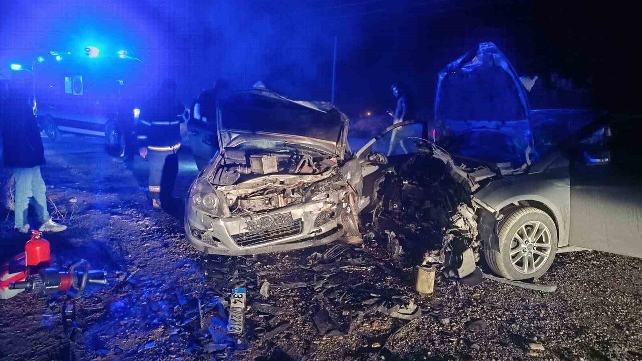 Kahta'da iki otomobil çarpıştı: 5 kişi yaralandı