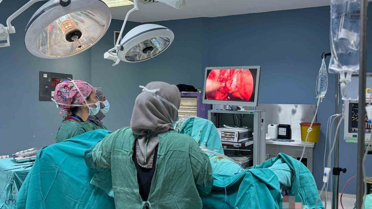 Kahta Devlet Hastanesi'nde V-NOTES ile ilk overyan kistektomi