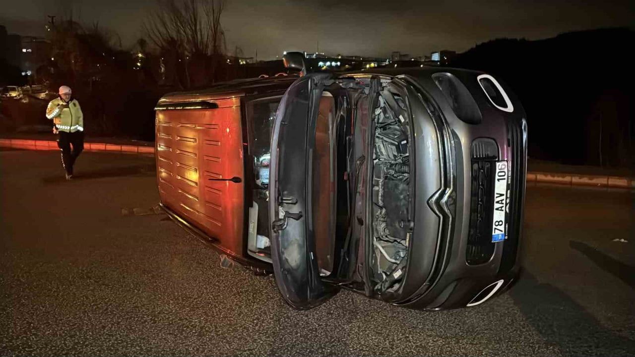 Kaldırıma Çarpıp Devrildi: 1 Yaralı