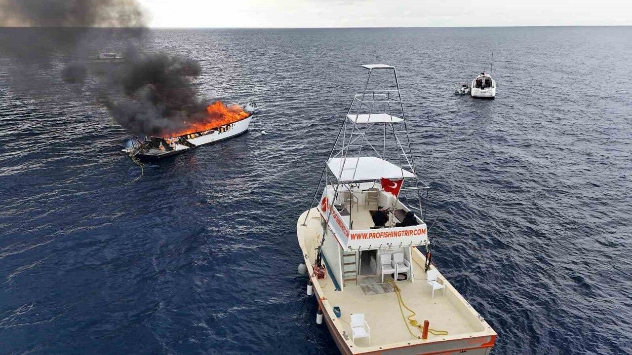 Kalkan açıklarında lüks teknede yangın — kaptan Sahil Güvenlik tarafından kurtarıldı