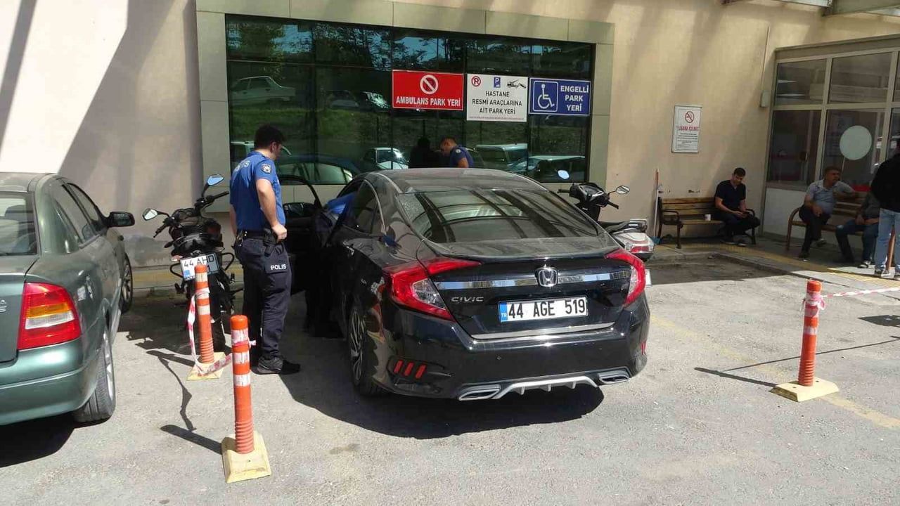 Kalp krizi geçiren sürücü hastane otoparkında 7 araca çarptı