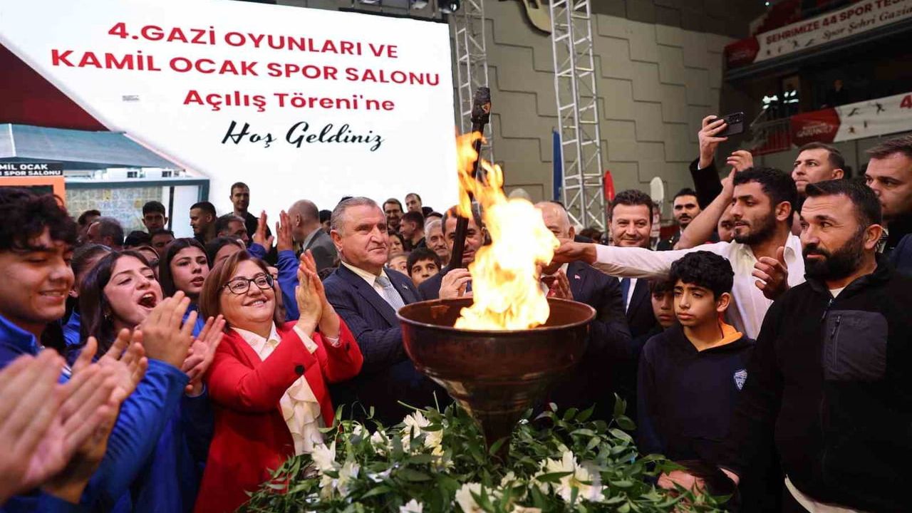 Kamil Ocak Kapalı Spor Salonu Gaziantep’te Açıldı