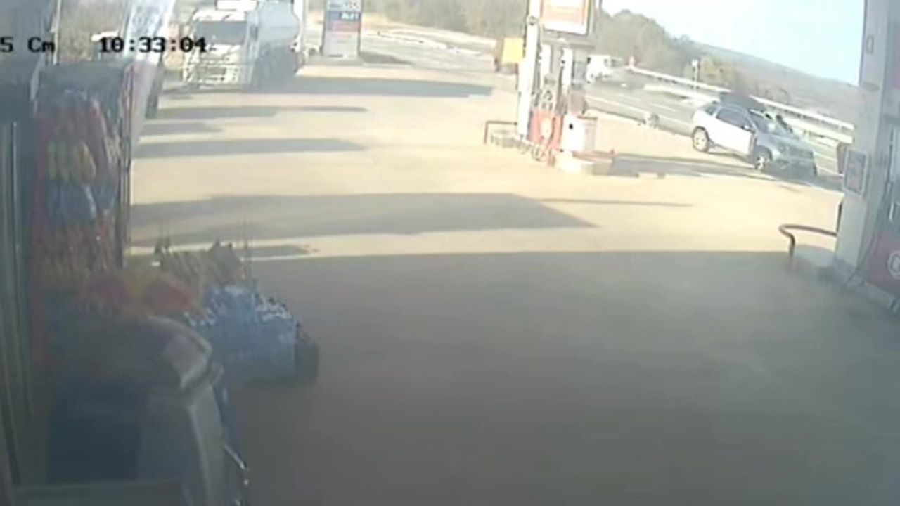 Kandıra'da iki aracın çarpıştığı kazada 2 sürücü yaralandı