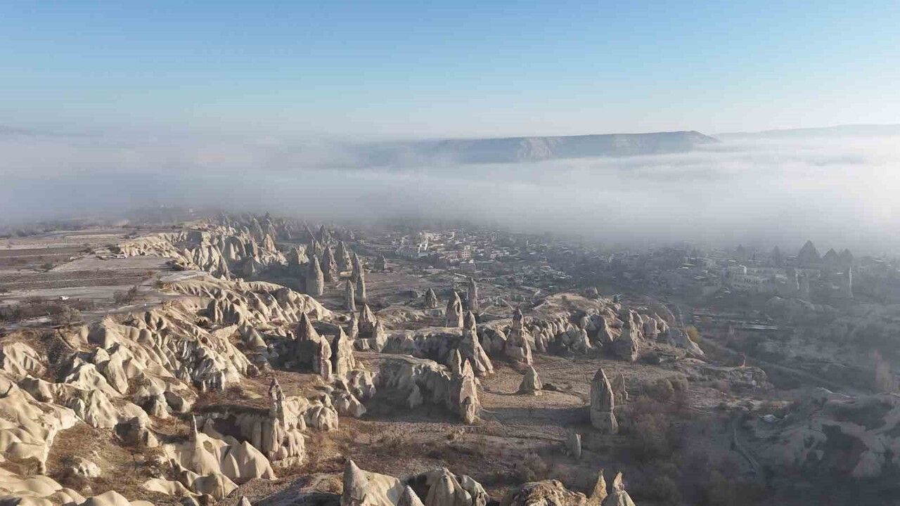 Kapadokya Sisle Örtüldü: Peribacaları ve Balonlar Gizemli Görüntüler Oluşturdu