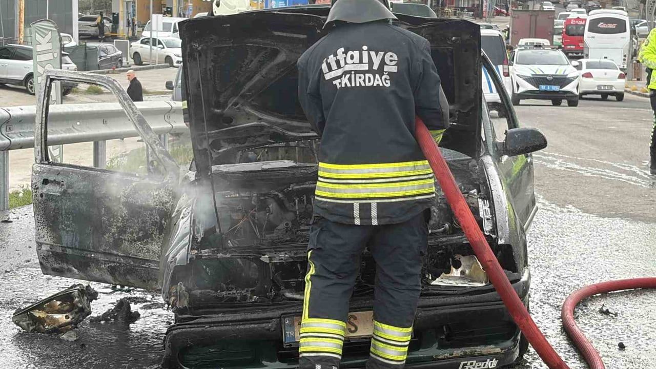 Kapaklı'da seyir halindeki otomobil alev aldı