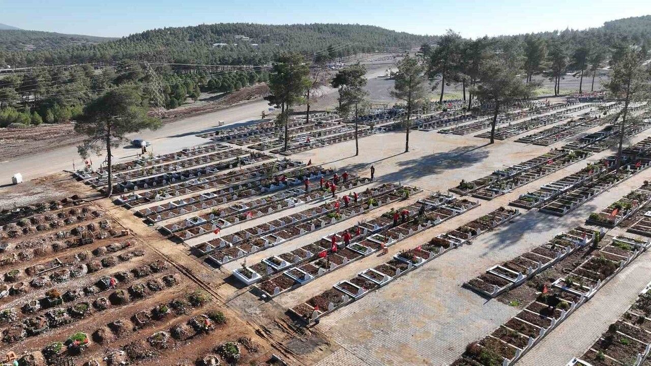 Kapıçam Şehir Mezarlığı'nda peyzaj ve bakım çalışmaları