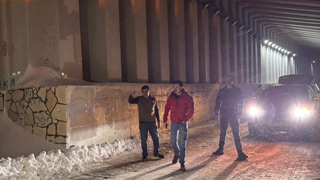 Karabet Geçidi'nde 3 bin rakımda kar ve sis ulaşımı zorlaştırdı