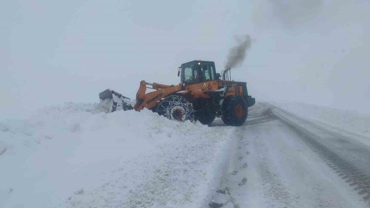 Karabet Geçidi'nde kar temizleme çalışmaları devam ediyor