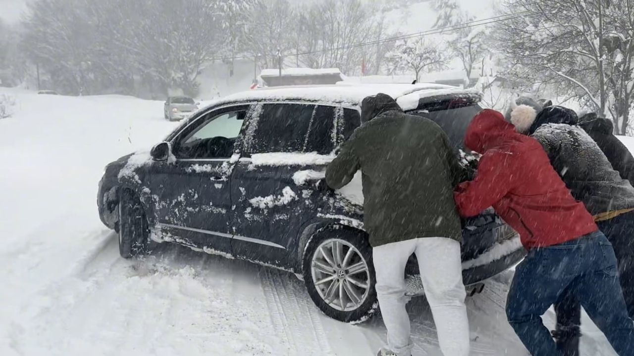 Karabük-Bartın kara yolunda kar örtüsü yer yer 1,5 metreyi geçti