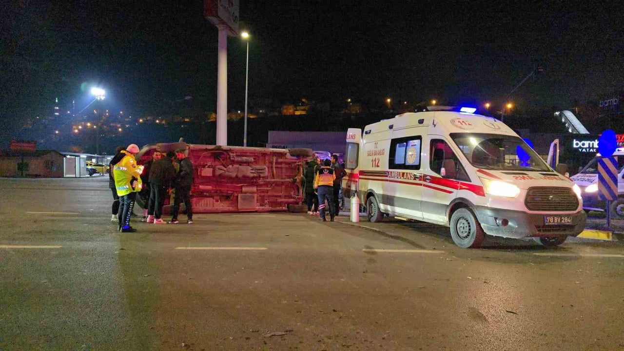 Karabük’te ambulans ile otomobil çarpıştı: 3 sağlık çalışanı yaralandı