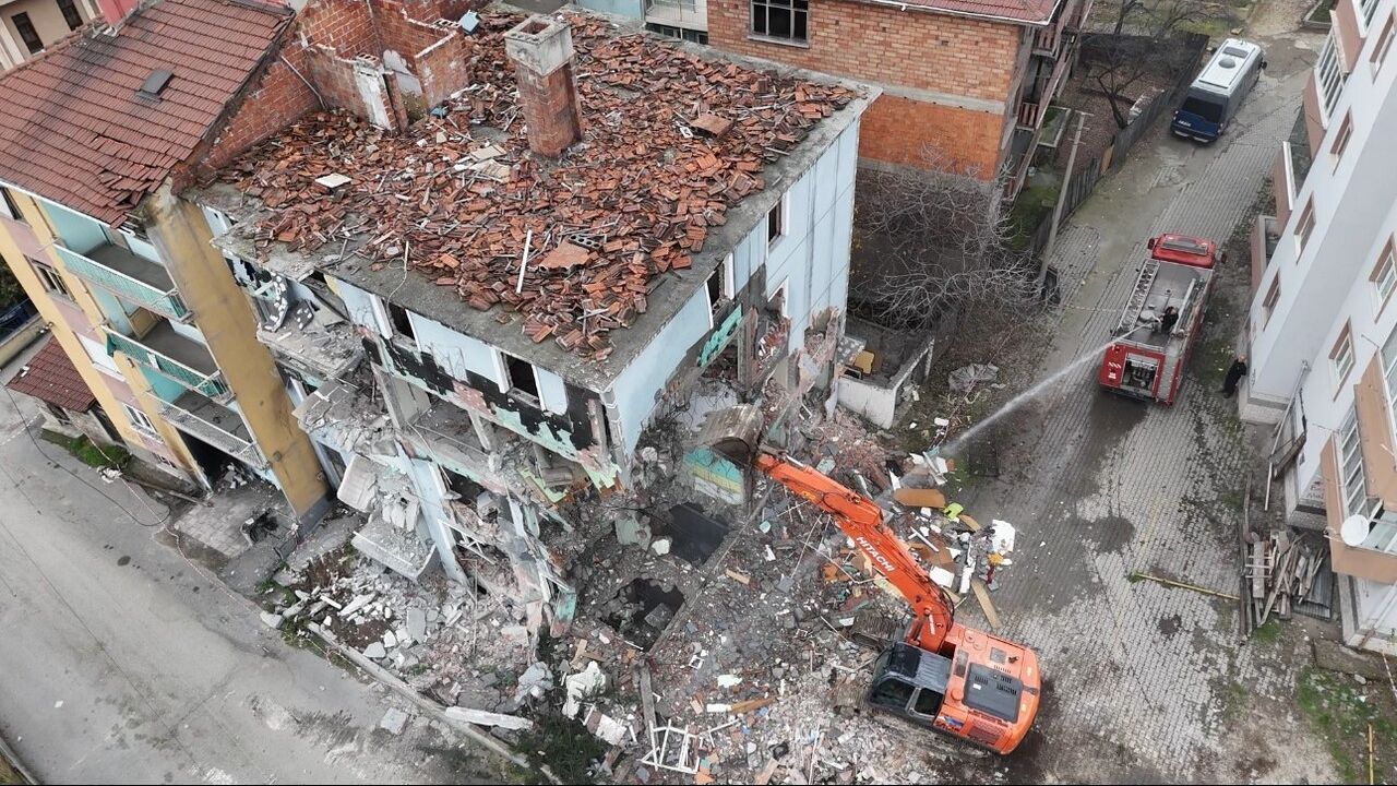 Karabük’te doğal gaz hasarlı binanın yıkımı 3 yıl sonra başladı