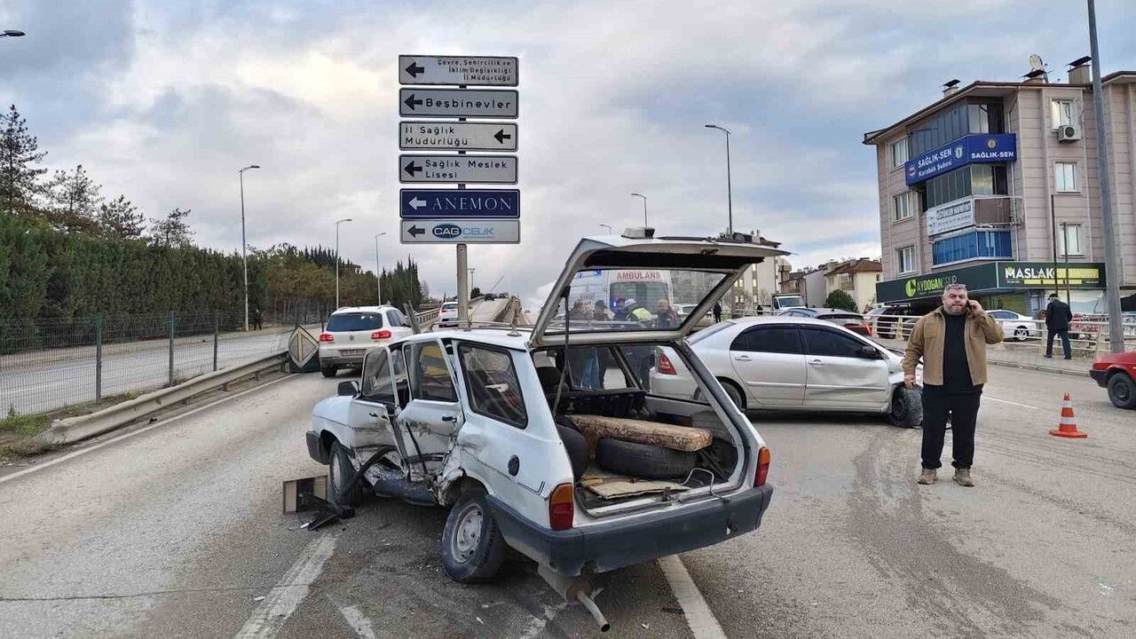 Karabük'te iki otomobil çarpıştı — 1 yaralı, kaza güvenlik kamerasında