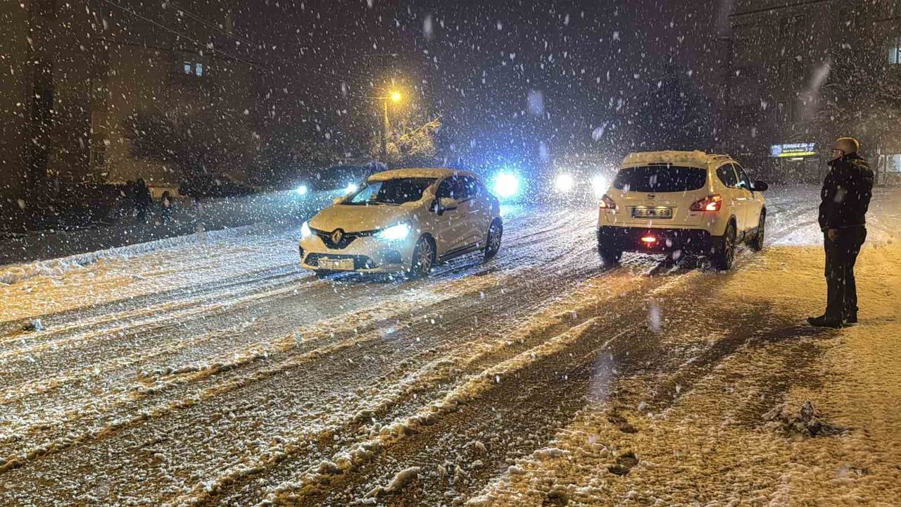 Karabük'te kar hayatı etkiledi: sürücüler zorlandı, çocuklar eğlendi
