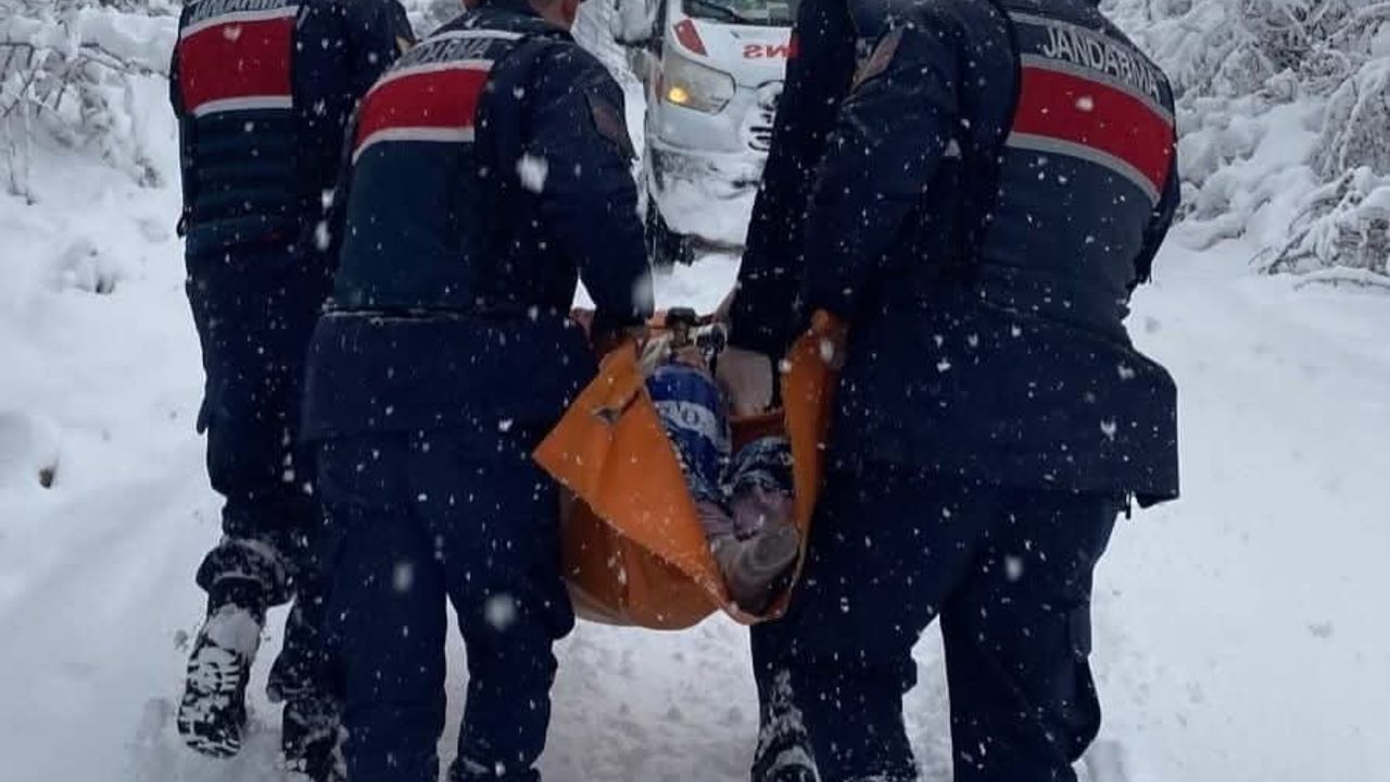 Karabük'te kar yağışında jandarma hasta vatandaşa ulaştı