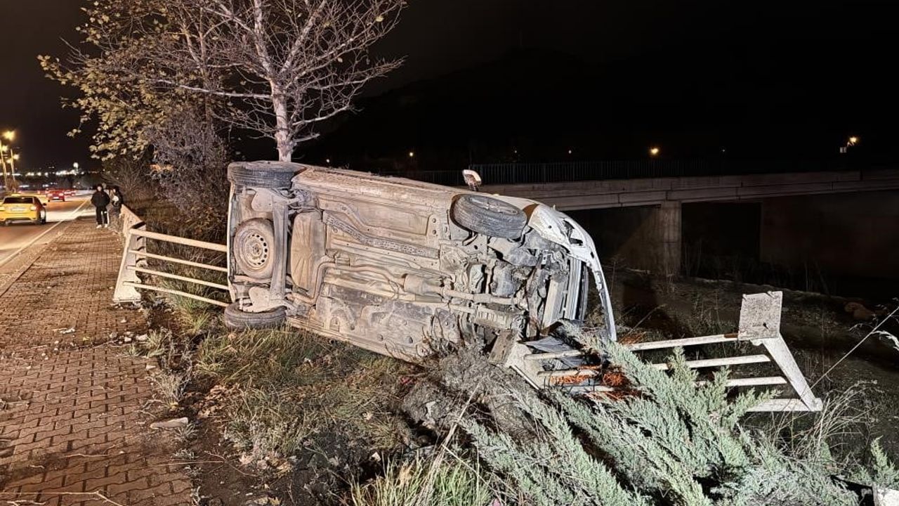 Karabük’te makas atan otomobil kaza yaptı: 3 yaralı