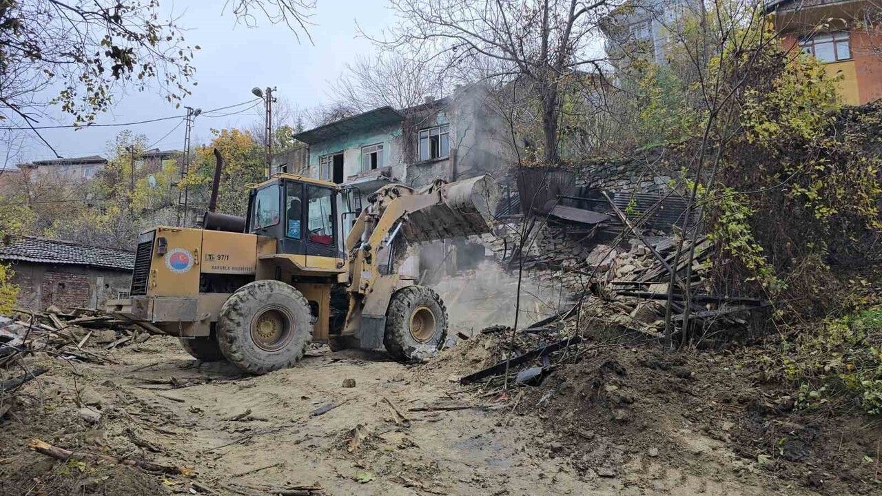 Karabük’te metruk binada çıkan yangın itfaiye tarafından söndürüldü
