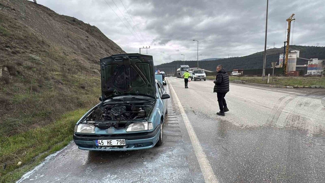 Karabük’te seyir halindeki otomobilin motorundaki yangın söndürüldü