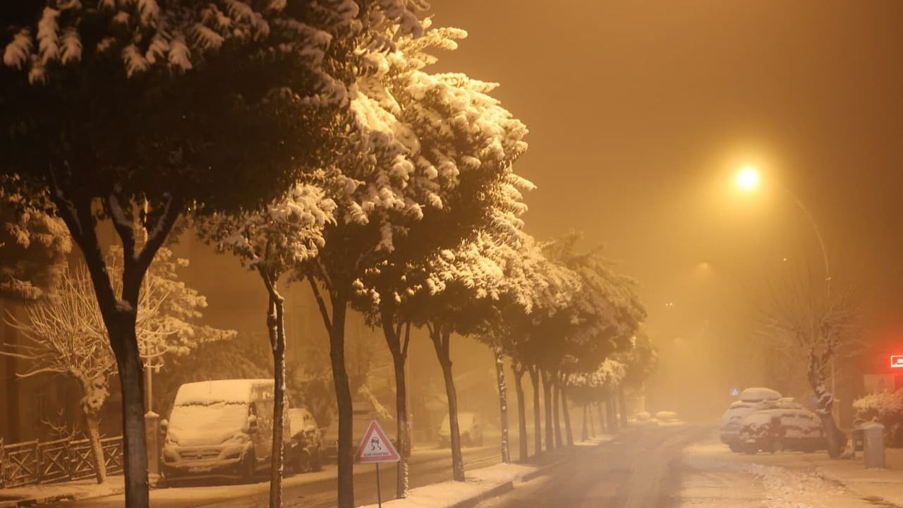 Karabük ve Safranbolu'da karla mücadele: Kar küreme ve tuzlama çalışmaları sürüyor
