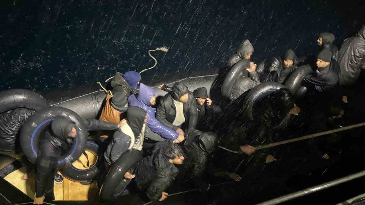 Karaburun açıklarında motoru arızalanan bottaki 26 göçmen kurtarıldı