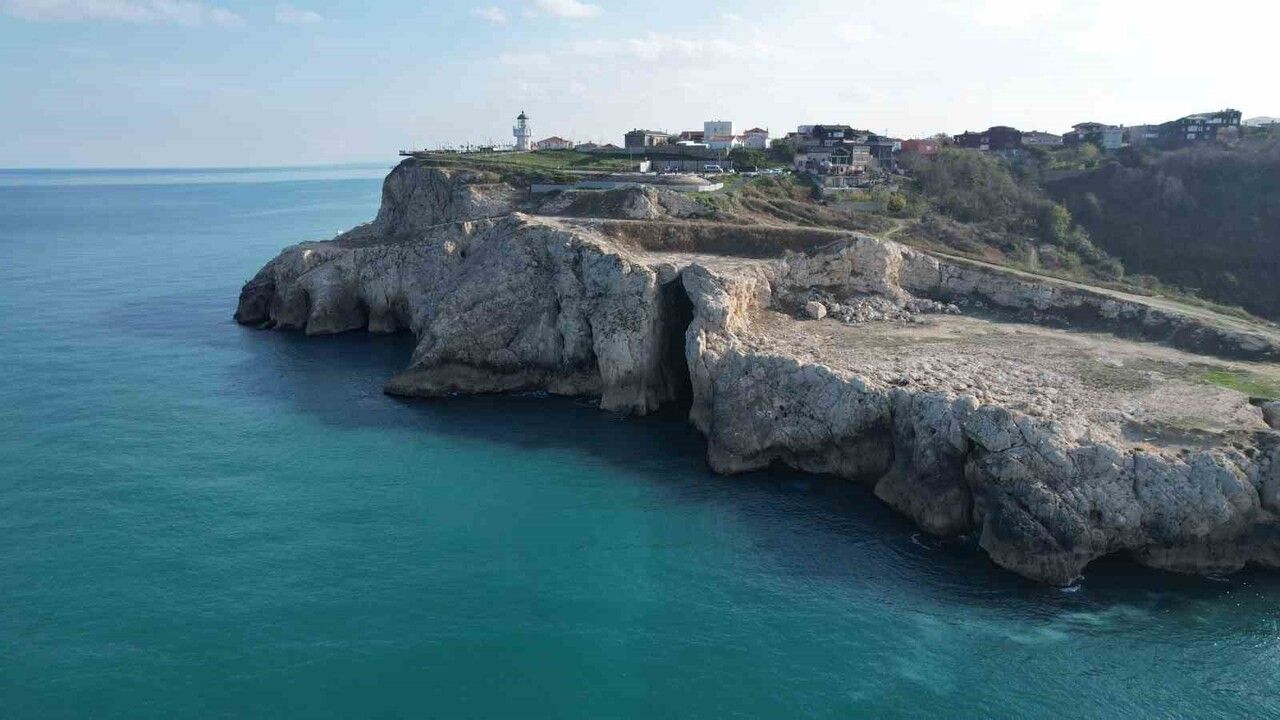 Karaburun'da Karadeniz Kıyısında Ege'yi Andıran Kayalar
