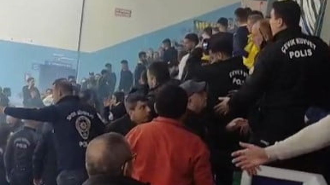 Karacabey Belediyespor - Fenerbahçe Medicana maçında saha karıştı