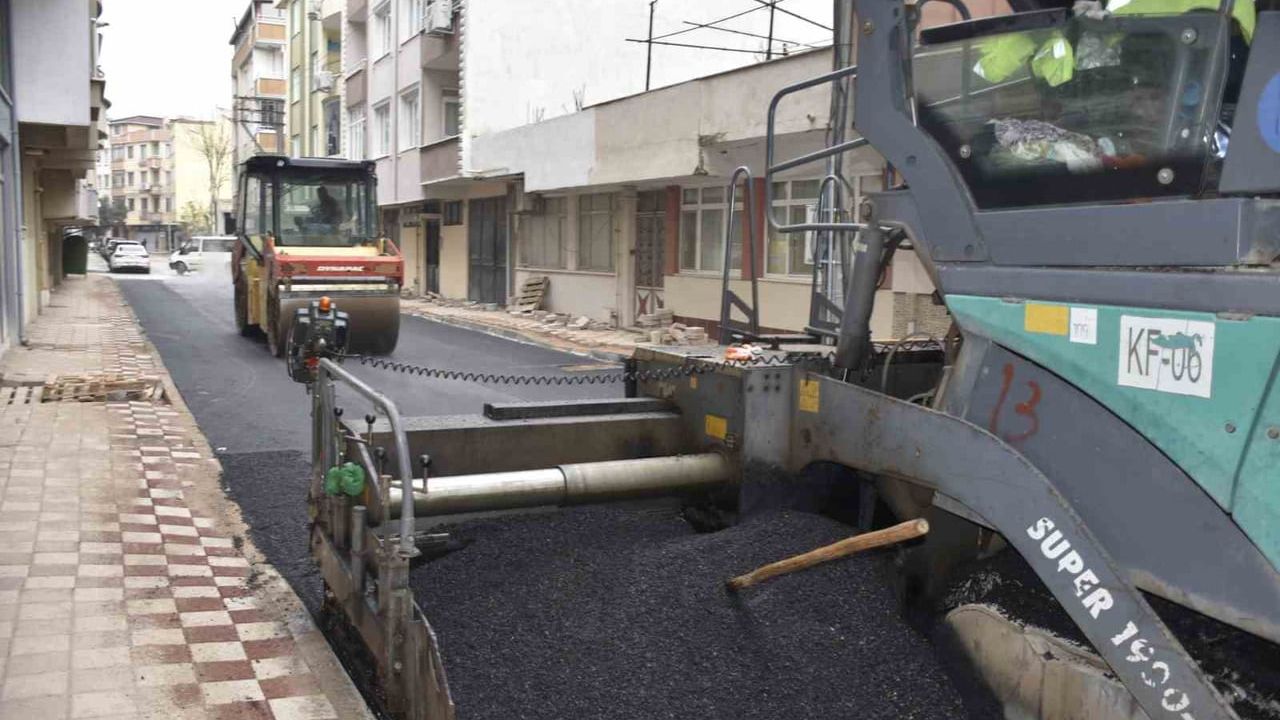 Karacabey’de 2025 asfalt seferberliği tamamlandı: 8 bin 200 ton kaplama, 800 ton yama