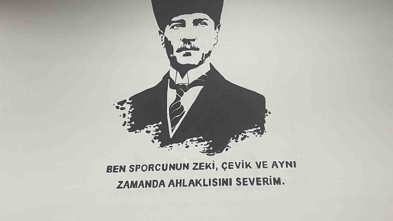 Karacasu'da çizimleriyle dikkat çeken öğrenci plaketle onurlandırıldı