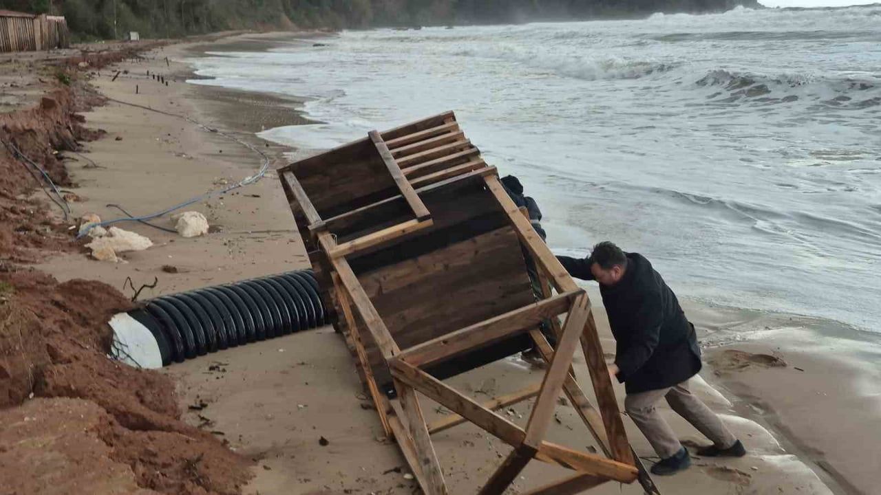 Karadeniz'de fırtına sahilleri vurdu: Tsunami benzeri dev dalgalar