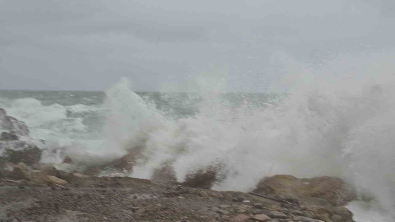 Karadeniz fırtınasında sondaj gemileri Amasra Limanı'na sığındı
