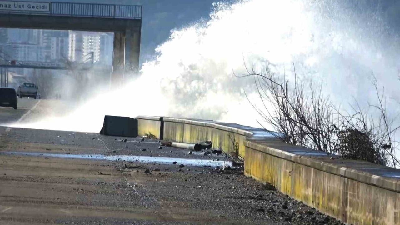 Karadeniz Sahil Yolu'nda fırtına ve dalga alarmı