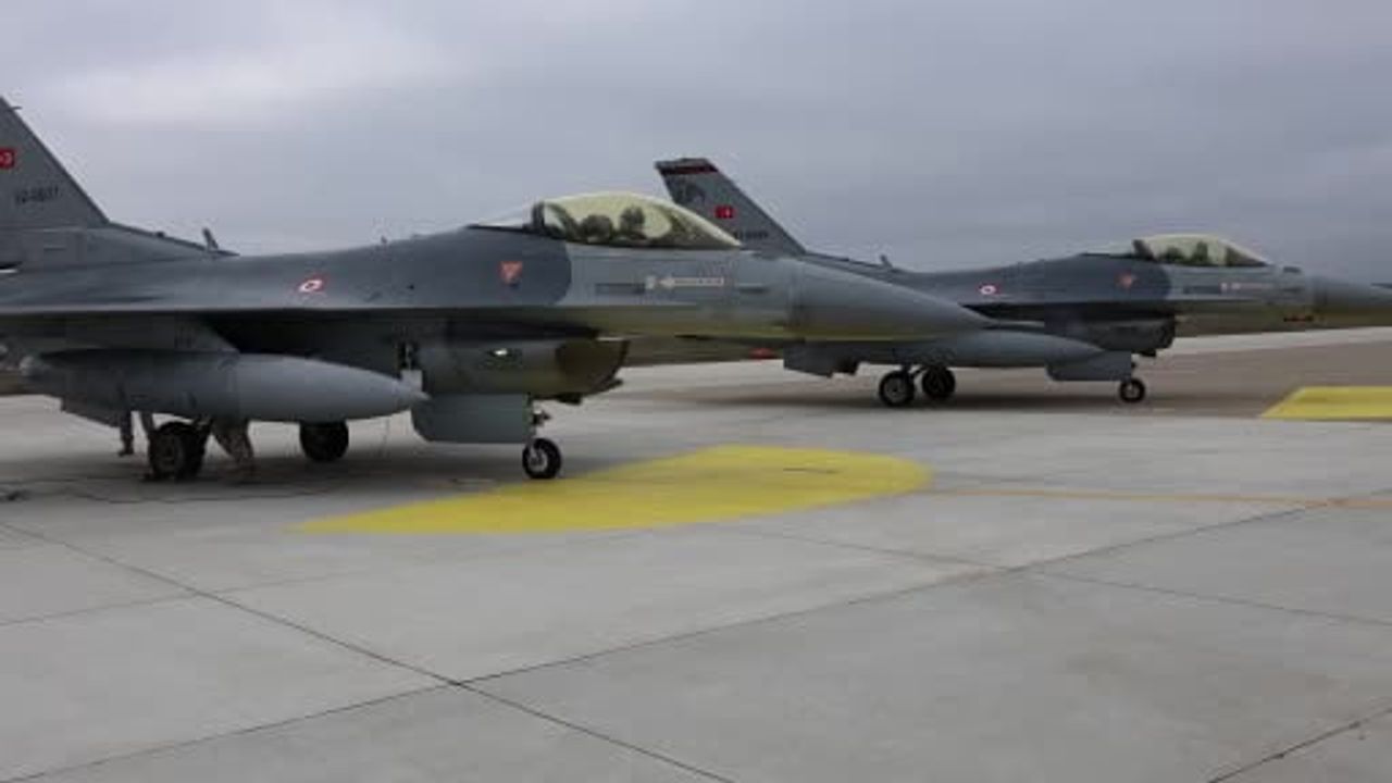 Karadeniz üzerinde Türk Hava Kuvvetleri eğitim uçuşu