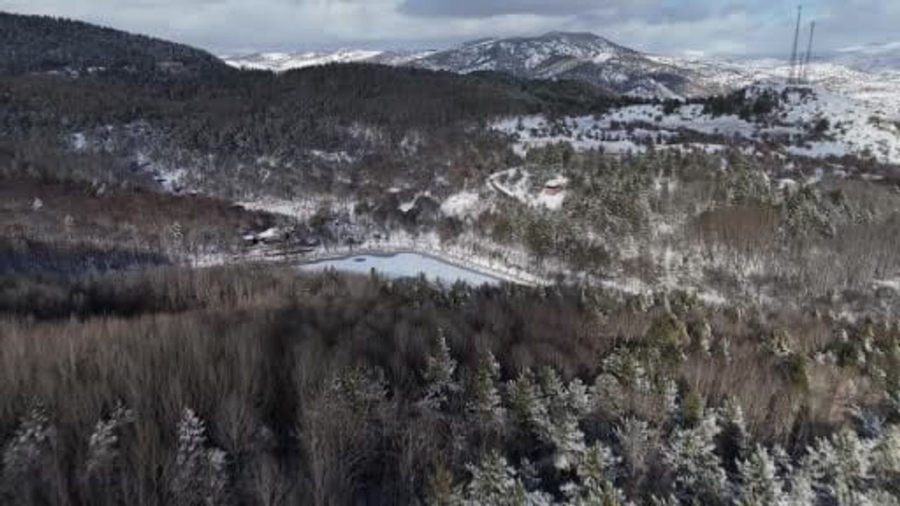 Karagöl Tabiat Parkı beyaza büründü — Göl yüzeyi buz tuttu