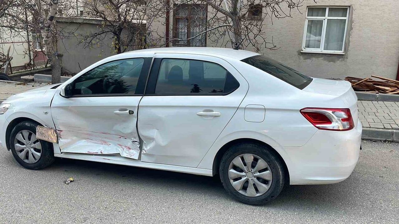 Karaman'da İki Otomobil Kavşakta Çarpıştı: 3 Kişi Yaralandı