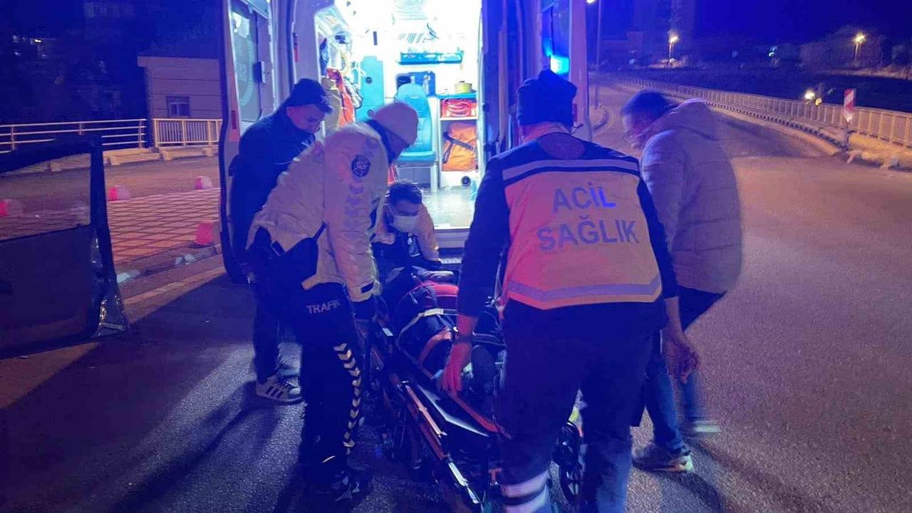 Karaman'da iki otomobil kavşakta çarpıştı: 3 kişi yaralandı