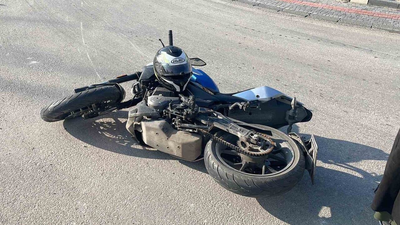 Karaman'da kavşakta otomobil ile motosiklet çarpıştı: Sürücü yaralandı