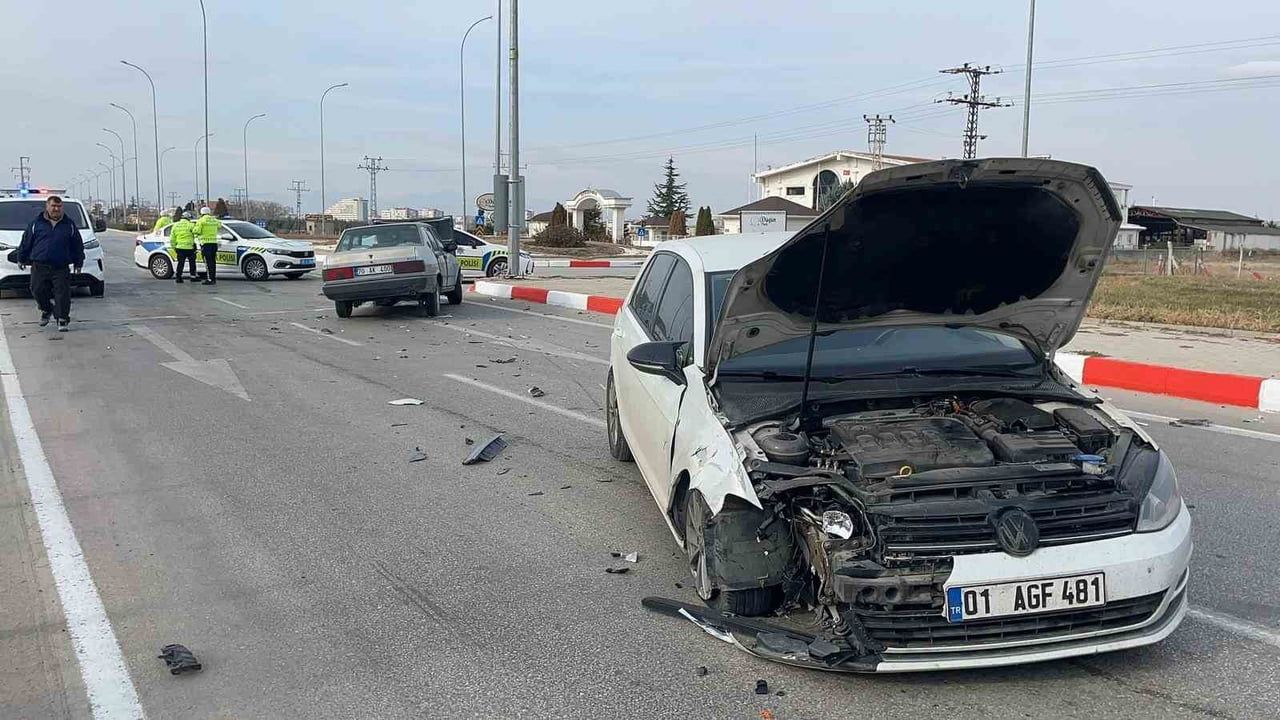 Karaman'da kavşakta trafik kazası: 3 yaralı