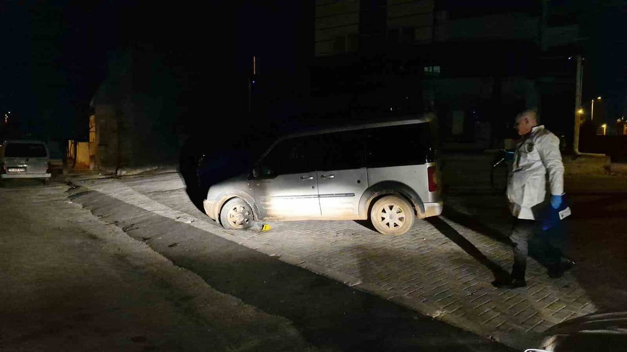Karaman'da park halindeki araca benzin döküp ateş açıldı — Yangın büyümeden söndürüldü