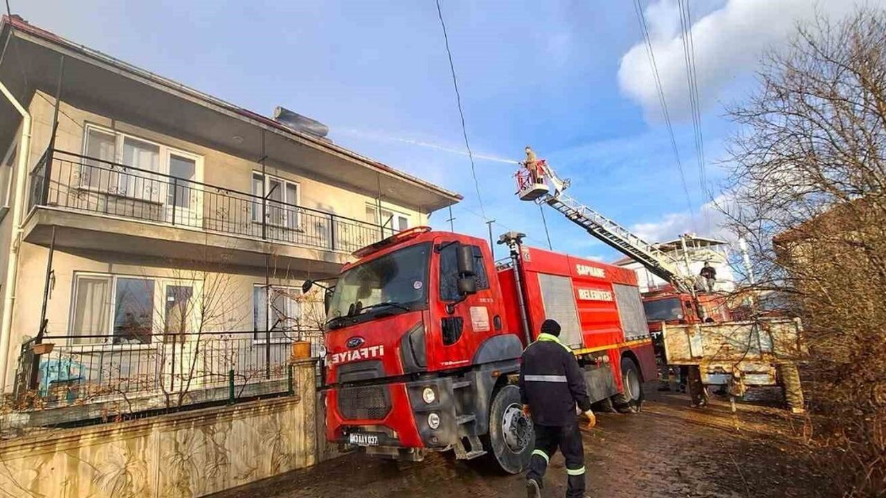 Karamanca'da Yangın: İki Katlı Evin Çatısında Hasar