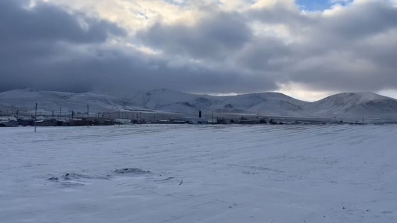 Karapınar'da beklenen kar yağışı ilçeyi beyaza bürüdü